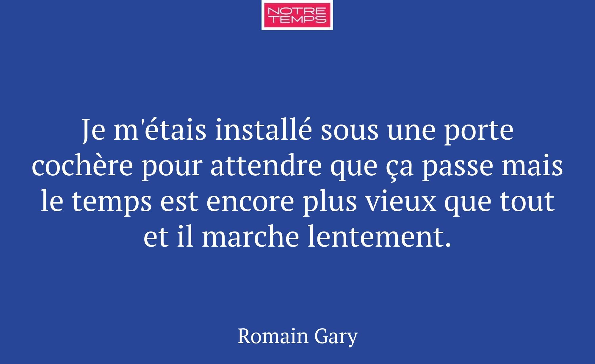 Je m'étais installé sous une porte cochère pour at...