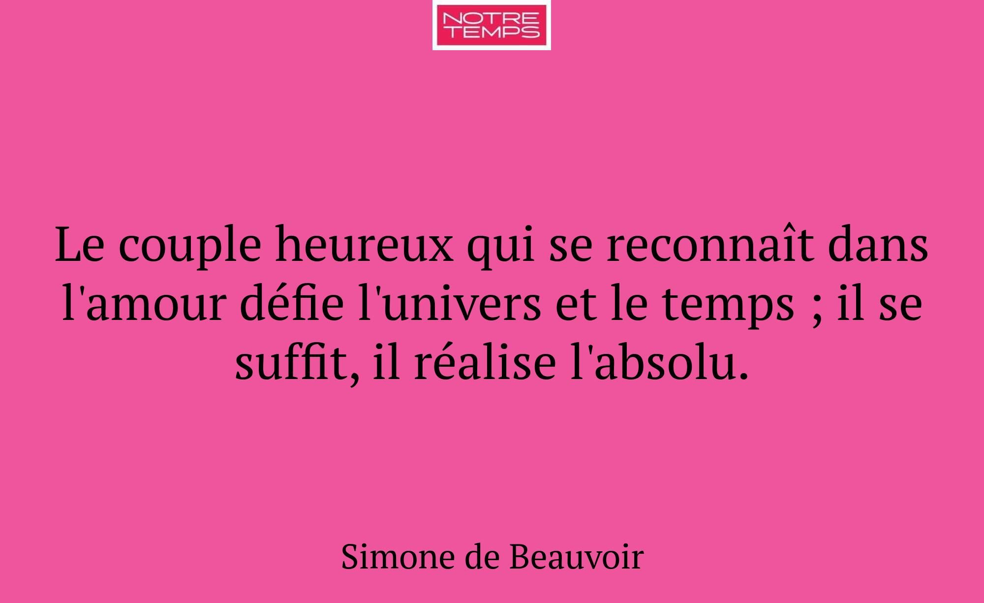 Le couple heureux qui se reconnaît dans l'amour dé...