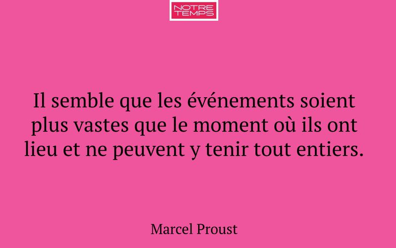 Il semble que les événements soient plus vastes que le moment où ils ont lieu et ne peuvent y tenir tout entiers.