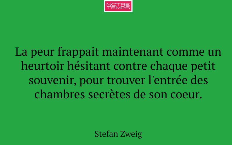 La peur frappait maintenant comme un heurtoir hésitant contre chaque petit souvenir, pour trouver l'entrée des chambres secrètes de son coeur.