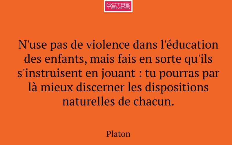 N'use pas de violence dans l'éducation des enfants, mais fais en sorte qu'ils s'instruisent en jouant : tu pourras par là mieux discerner les dispositions naturelles de chacun.